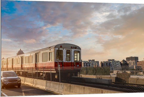 Dibond - Rood - Witte Trein in Stad - 120x80 cm Foto op Aluminium (Met Ophangsysteem)