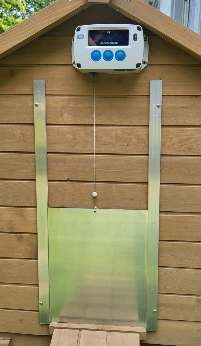 ChickenGuard Pro hokopener op batterijen met timer en lichtsensor + alu luik small