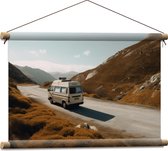 Textielposter - Camper in Berglandschap - 60x40 cm Foto op Textiel