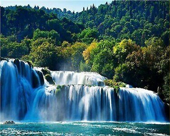 Peinture diamant d'une cascade luxuriante entourée d'une forêt verte vibrante, avec un plan d'eau bleu vif au premier plan.
