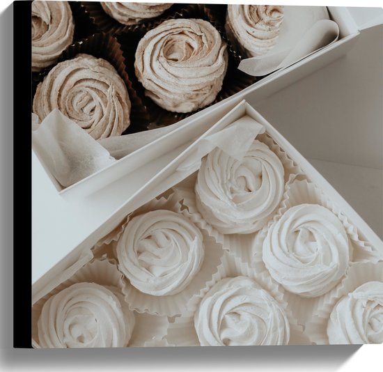 Canvas - Cupcakes in Doosjes met Witte Botercrème - 40x40 cm Foto op Canvas Schilderij (Wanddecoratie op Canvas)