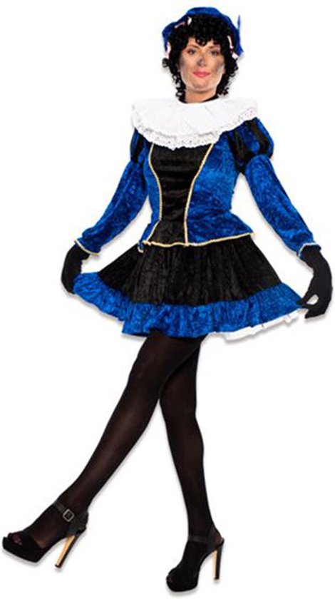 Dames kostuum in blauw fluweel met zwarte rok en witte kraag. Met bijpassende baret.
