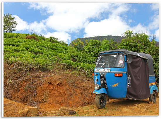 PVC Schuimplaat- Blauwe Tuktuk Geparkeerd voor Heuvel - 40x30 cm Foto op PVC Schuimplaat