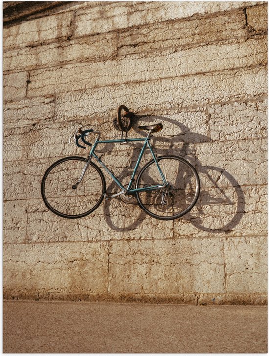 Poster Glanzend – Blauwe Wielrenfiets Hangend aan Stenen Muur - 60x80 cm Foto op Posterpapier met Glanzende Afwerking