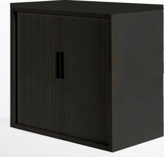 Zwarte archiefkast met een roldeur en twee handvatten. De kast is 123cm hoog, 120cm breed en 45cm diep.