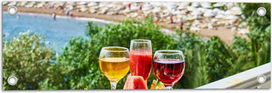 Tuinposter – Gekleurde Drankjes met Stukken Fruit en Uitzicht op een Baai - 60x20 cm Foto op Tuinposter (wanddecoratie voor buiten en binnen)