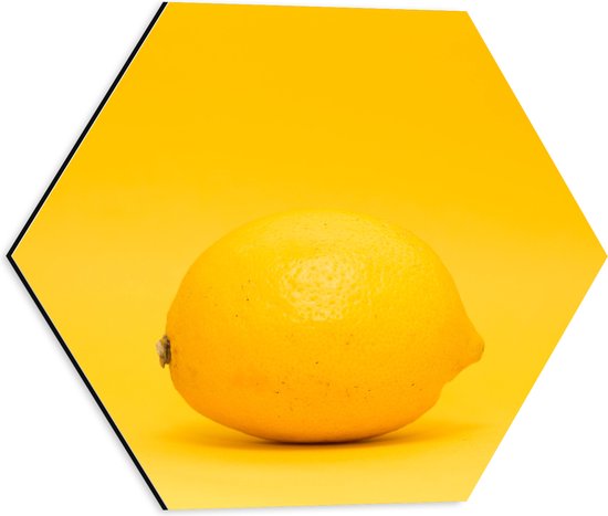 Dibond Hexagon - Citroen met Gele Achtergrond - 40x34.8 cm Foto op Hexagon (Met Ophangsysteem)