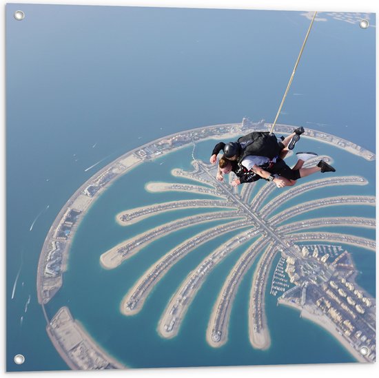 Tuinposter – Parachutespringer boven de Palm van Dubai - 80x80 cm Foto op Tuinposter (wanddecoratie voor buiten en binnen)