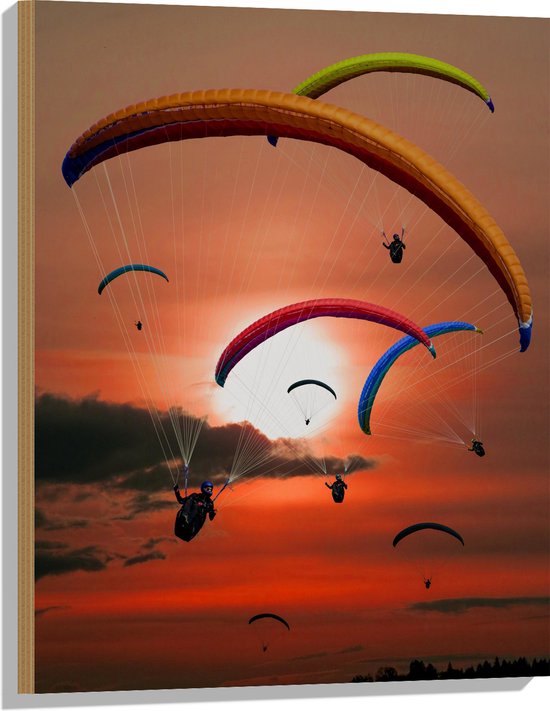 Hout - Grote Groep Paragliders tijdens Roodkleurige Zonsondergang - 60x80 cm - 9 mm dik - Foto op Hout (Met Ophangsysteem)