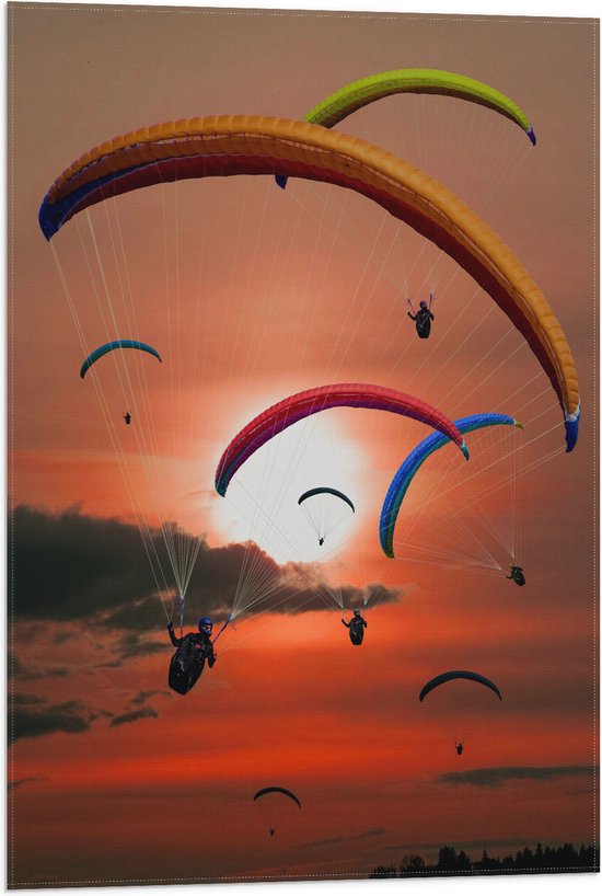 Vlag - Grote Groep Paragliders tijdens Roodkleurige Zonsondergang - 50x75 cm Foto op Polyester Vlag