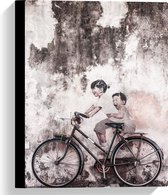 Canvas - Geparkeerde Fiets tegen Muurschildering van Twee Kinderen op een Fiets - 30x40 cm Foto op Canvas Schilderij (Wanddecoratie op Canvas)