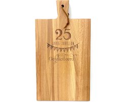 Stoer landelijk snijplankje-borrelplankje met tekst gravure 25 jarig JUBILEUM. Een origineel cadeau voor een 25 jarig jubileum. Het formaat is 20x30cm excl. handvat.