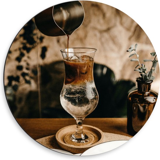 Dibond Muurcirkel - Koffie in Glas in Café - 50x50 cm Foto op Aluminium Muurcirkel (met ophangsysteem)