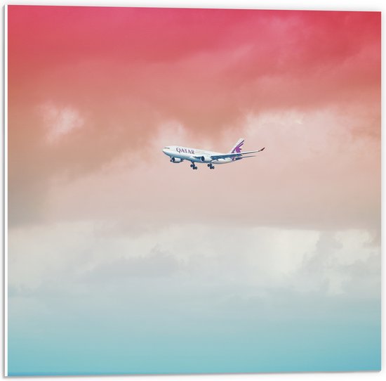 PVC Schuimplaat - Wit Passagiersvliegtuig Vliegend in Rozekleurige Lucht - 50x50 cm Foto op PVC Schuimplaat (Met Ophangsysteem)