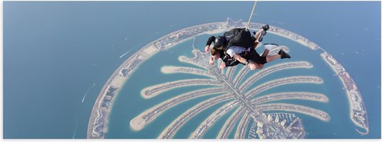 Poster Glanzend – Parachutespringer boven de Palm van Dubai - 120x40 cm Foto op Posterpapier met Glanzende Afwerking