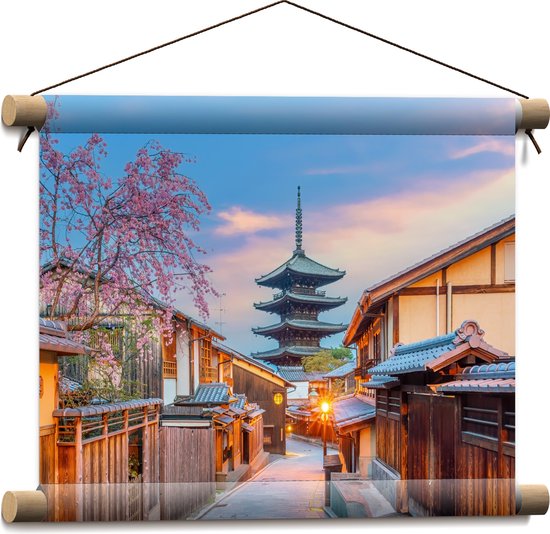 Textielposter - Bloesemboom bij Boeddhistische Hōkan-ji Tempel in Kioto, Japan - 40x30 cm Foto op Textiel