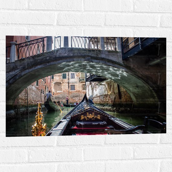 Muursticker - Traditionele Italiaanse Gondel door de Wateren van Venetië - 75x50 cm Foto op Muursticker