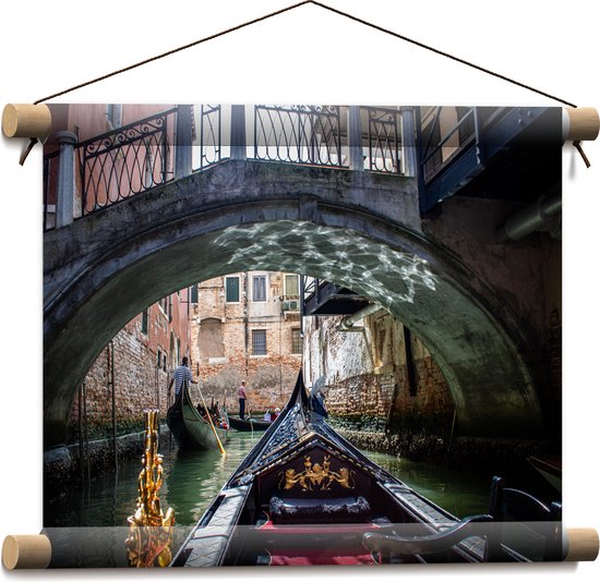 Textielposter - Traditionele Italiaanse Gondel door de Wateren van Venetië - 40x30 cm Foto op Textiel