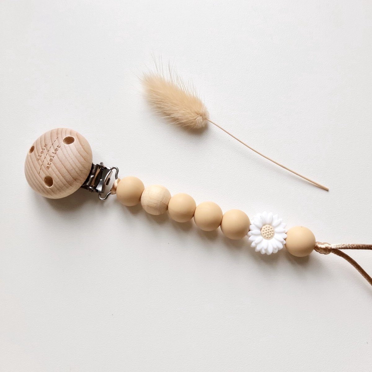 Goedkoopste Fopspeenketting newborn bloem, latte