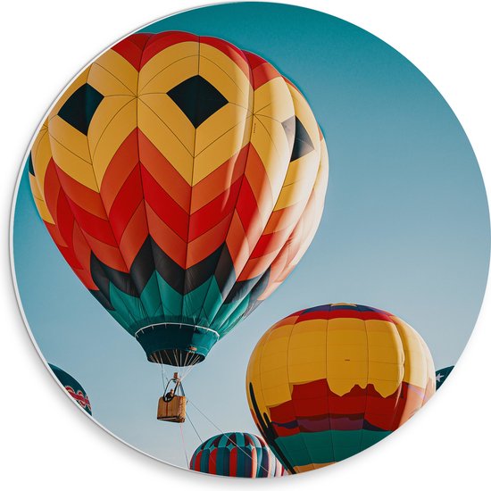 PVC Schuimplaat Muurcirkel - Man in Mandje onder Kleurrijke Luchtballon omringd door Luchtballonnen - 30x30 cm Foto op Muurcirkel (met ophangsysteem)