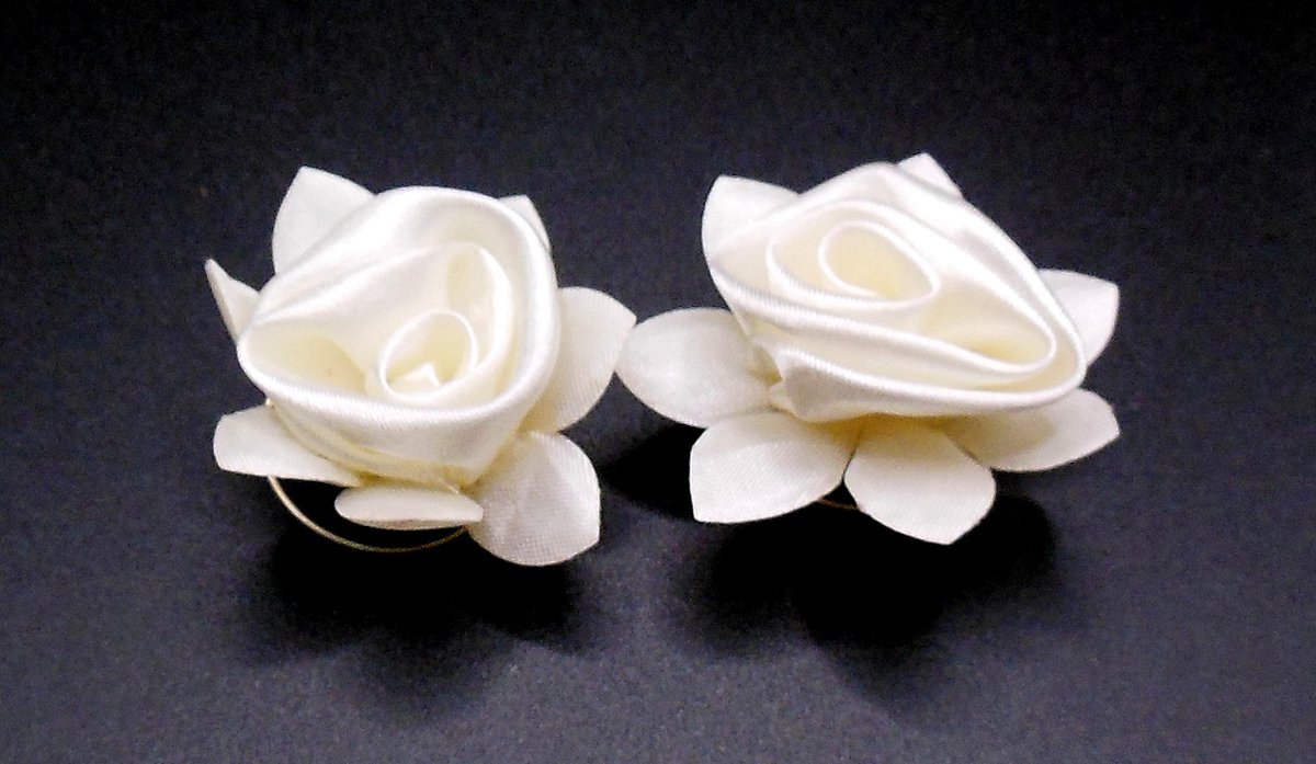 Curlies bloem crèmekleur met bladeren - Communie