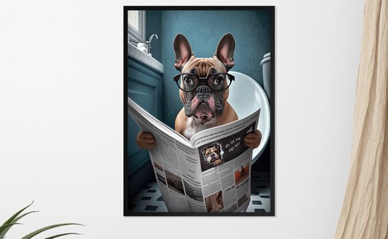 Poster Met Krantlezende Bulldog Op Toilet - Zeer grappige muurkunst - 50x70cm met zwarte kunststof wissellijst