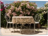 Tuinposter – Tafel - Stoelen - Tafelkleed - Bloemen - 80x60 cm Foto op Tuinposter (wanddecoratie voor buiten en binnen)