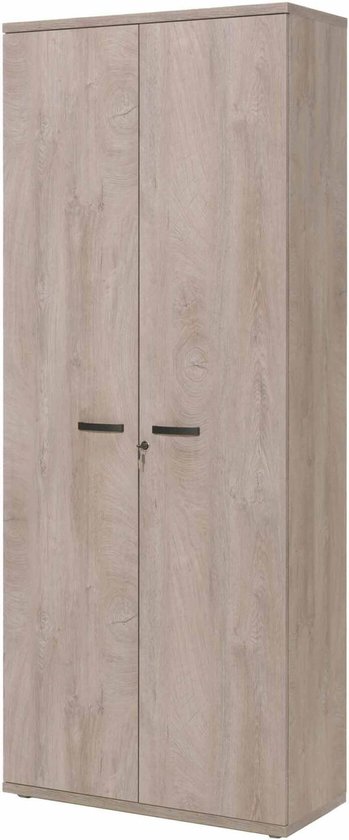 Hoge, smalle kast in eikenlook met twee deuren en zwarte handgrepen, op witte achtergrond.
