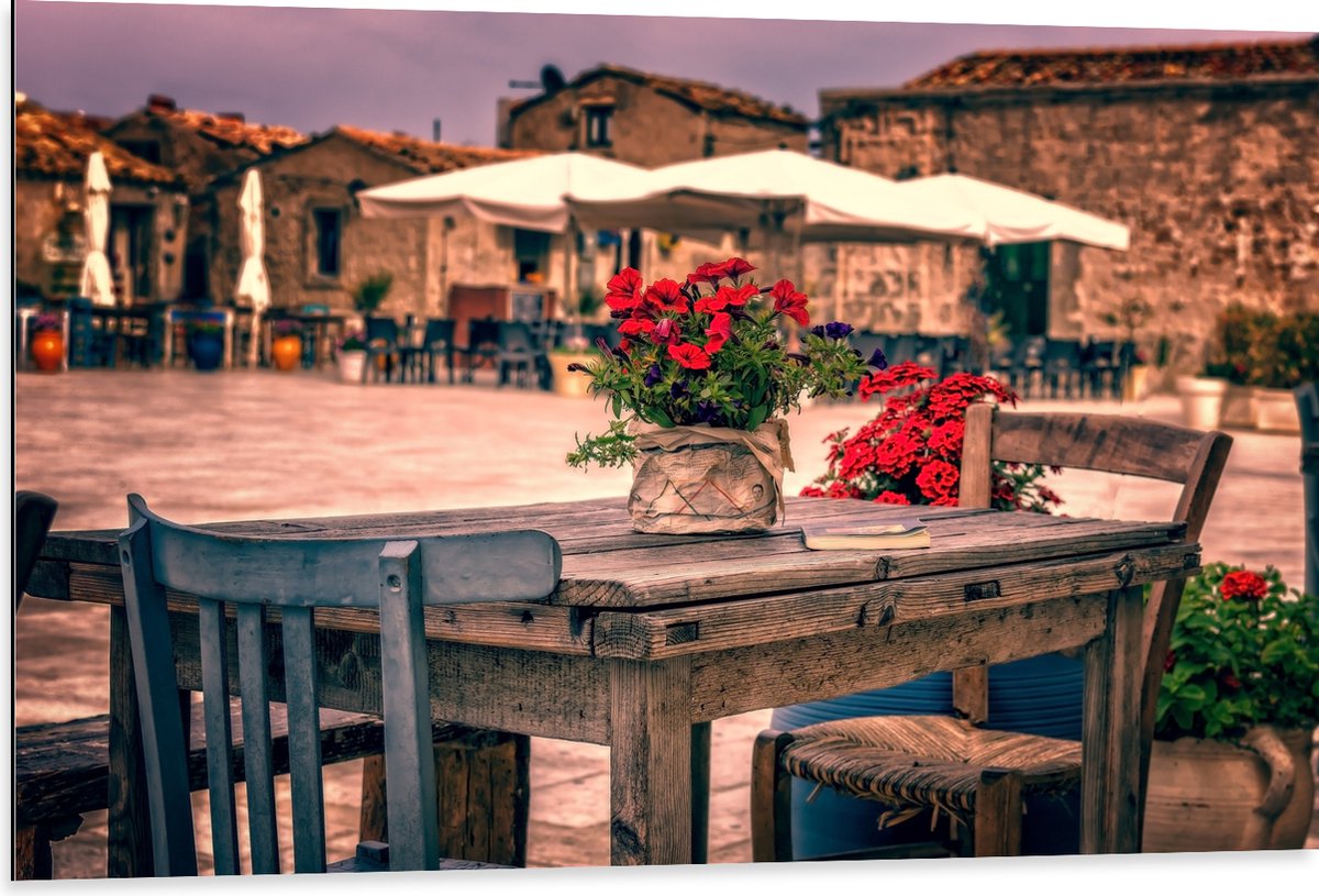 Dibond - Tafel - Pleintje - Bloemen - Stoelen - Parasol - Kleuren - 105x70 cm Foto op Aluminium (Met Ophangsysteem)