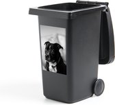 Container sticker Zwarte Staffordshire Bull Terrier hond zittend op een stoel - zwart wit - 40x60 cm - Kliko sticker