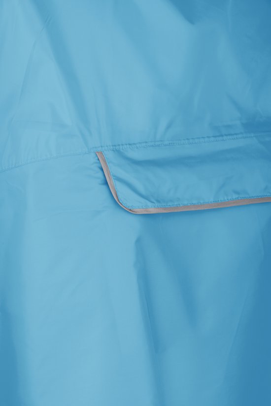 Blauwe poncho met een grijze bies langs de rand van een opgestikte zak.