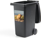 Container sticker Labrador Retriever puppy ligt op de zandduinen - 40x40 cm - Kliko sticker