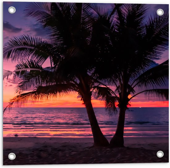 Tuinposter – Twee Palmbomen op het Strand langs de Zee bij Zonsondergang - 50x50 cm Foto op Tuinposter (wanddecoratie voor buiten en binnen)