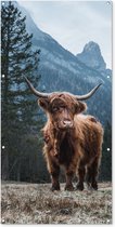 Wanddecoratie buiten Schotse hooglander - Berg - Landschap - Bomen - Koe - Natuur - 80x160 cm - Tuindoek - Buitenposter