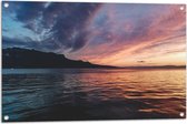 Tuinposter – Water - Zee - Bergen - Wolken - Kleuren - 90x60 cm Foto op Tuinposter (wanddecoratie voor buiten en binnen)