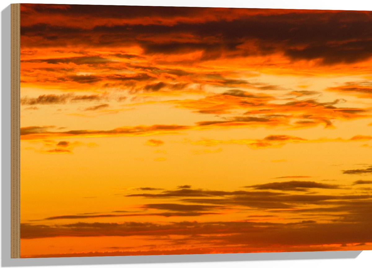 Hout - Oranje Gloed over de Sluierbewolking in de Lucht - 75x50 cm - 9 mm dik - Foto op Hout (Met Ophangsysteem)