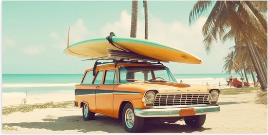 Poster Glanzend – Geel met Blauwe Surfplank op Gele Auto bij het Strand - 100x50 cm Foto op Posterpapier met Glanzende Afwerking