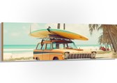 Hout - Geel met Blauwe Surfplank op Gele Auto bij het Strand - 150x50 cm - 9 mm dik - Foto op Hout (Met Ophangsysteem)