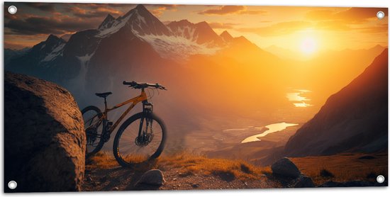 Tuinposter – Mountainbike Geparkeerd op Bergtop bij Zonsondergang - 100x50 cm Foto op Tuinposter (wanddecoratie voor buiten en binnen)