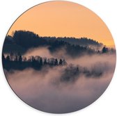 Dibond Muurcirkel - Bergen - Bomen - Wolken - Mist - Huisje - 70x70 cm Foto op Aluminium Muurcirkel (met ophangsysteem)