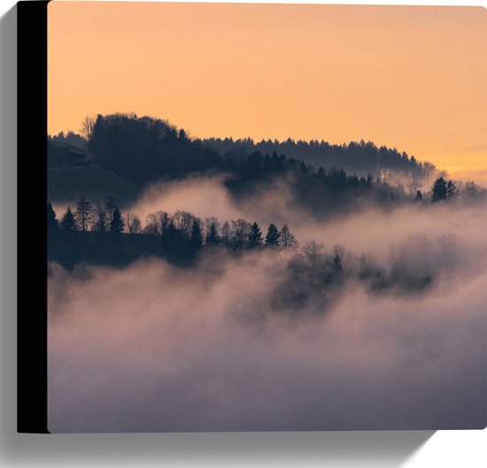 Canvas - Bergen - Bomen - Wolken - Mist - Huisje - 30x30 cm Foto op Canvas Schilderij (Wanddecoratie op Canvas)