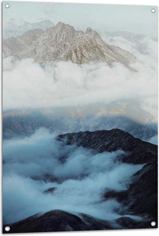Tuinposter – Bergen - Wolken - 70x105 cm Foto op Tuinposter (wanddecoratie voor buiten en binnen)