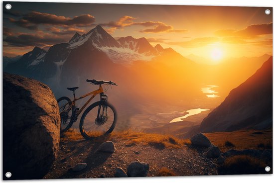 Tuinposter – Mountainbike Geparkeerd op Bergtop bij Zonsondergang - 105x70 cm Foto op Tuinposter (wanddecoratie voor buiten en binnen)