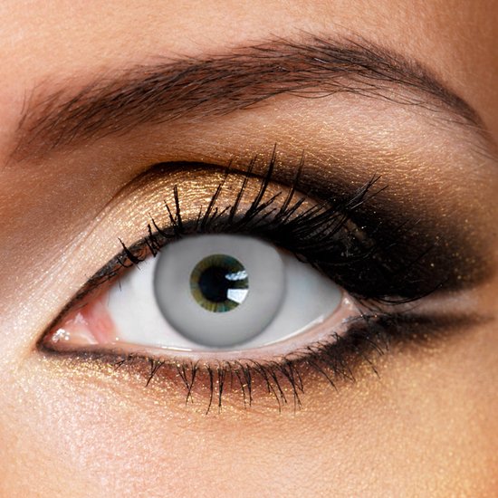 Close-up van een oog met opvallende gouden oogschaduw en zwarte eyeliner. Een lichtgrijze contactlens bedekt het oog.