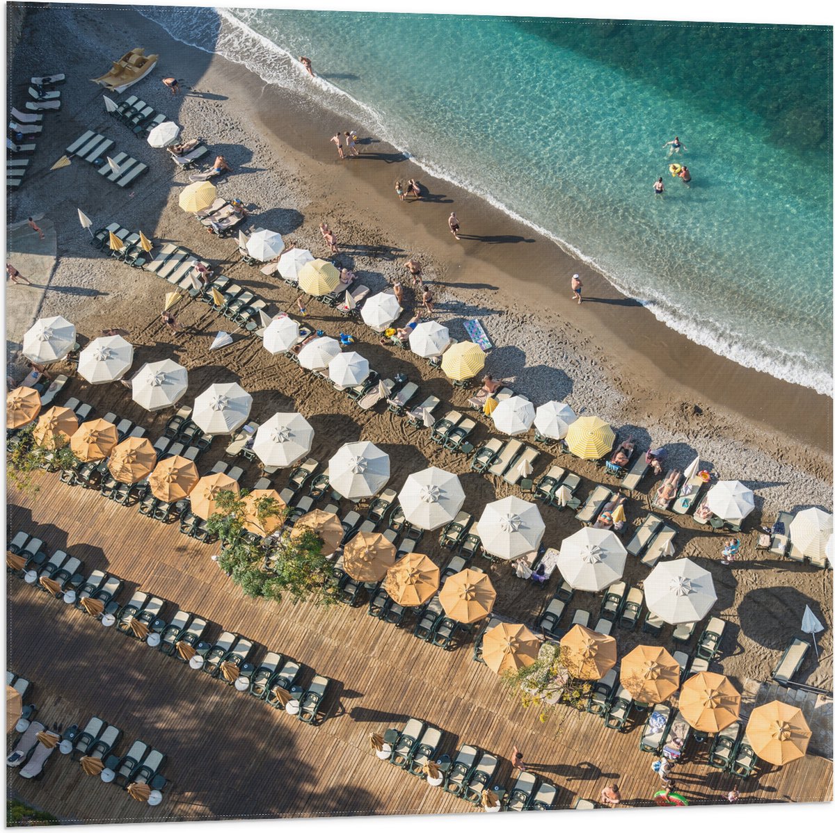 Vlag - Zee - Strand - Bedjes - Parasols - Water - Hout - Mensen - 80x80 cm Foto op Polyester Vlag