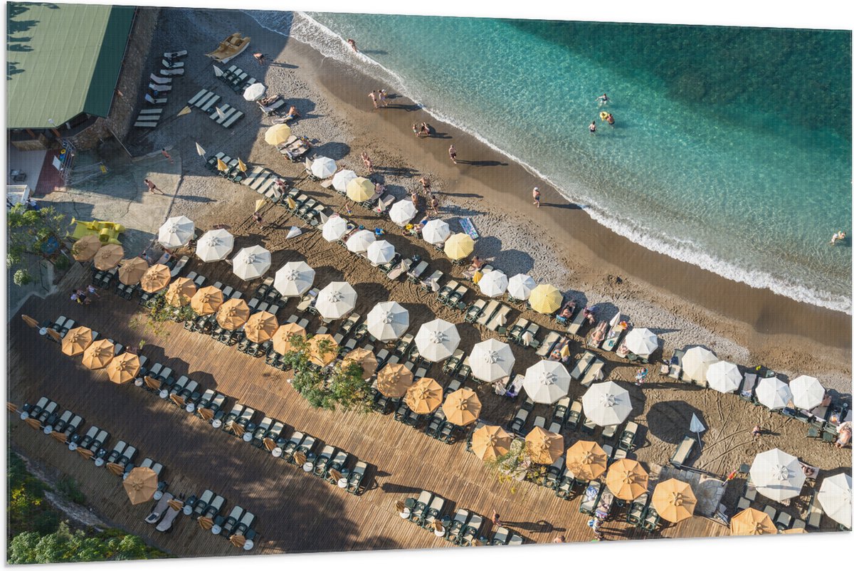 Vlag - Zee - Strand - Bedjes - Parasols - Water - Hout - Mensen - 150x100 cm Foto op Polyester Vlag