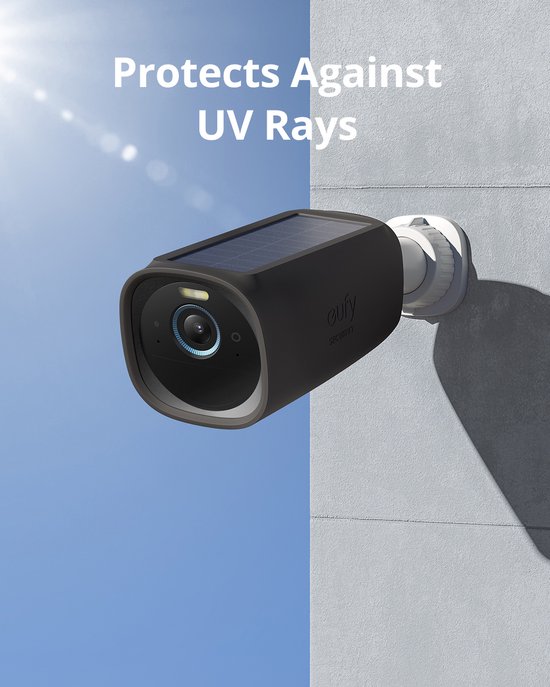 Zwarte eufyCam 3 met zonnepaneel, gemonteerd op een muur in de zon.
