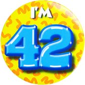 Button 42 Jaar - Button met speld (55mm) - Leeftijd badge - 42 Jaar versiering - Accessoires - Rozet I'm 42 - Verjaardag jongen / meisje / man / vrouw - Button 42 Jaar