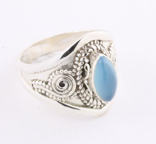 Bewerkte zilveren ring met blauwe chalcedoon - maat 16.5