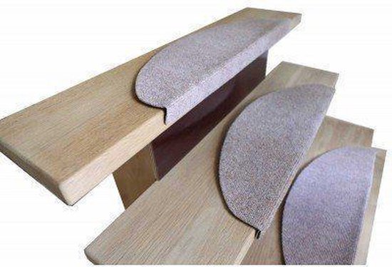 Houten ondergrond met halvemaanvormige beige trapmatten.